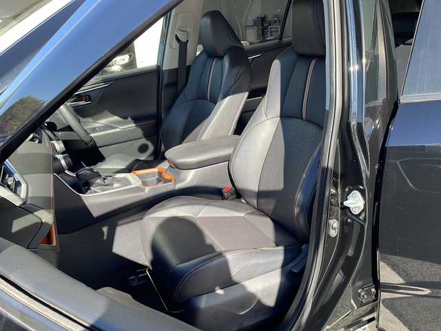 トヨタ ＲＡＶ４ アドベンチャー 京都府 2019(令1)年 5.1万km アティチュードブラックマイカ 純正９インチナビ　Ｂｌｕｅｔｏｏｔｈオーディオ　ＤＶＤ再生　フルセグ　バックカメラ　プリクラッシュ　レーダークルーズ　クリアランスソナー　ＬＥＤライト　ビルトインＥＴＣ　黒革エアシート　禁煙車