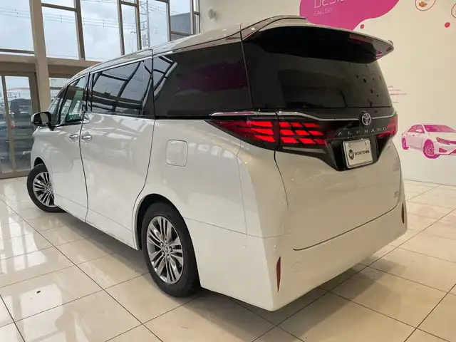 トヨタ アルファードハイブリット Z 埼玉県 2025(令7)年 0.6万km プラチナホワイトパールマイカ トヨタセーフティーセンス/JBLサウンド/ガラスルーフ/純正ディスプレイオーディオ（TV/ナビ付）/パノラミックビューモニター/両側パワースライドドア/パワーバックドア/レーダークルーズコントロール/LEDオートライト/革シート/シートヒーター/クーラー/メモリーシート/純正18インチアルミホイール/オートステップ/ワイヤレス充電/ブラインドスポットモニター/ヘッドアップディスプレイ/純正ETC2.0