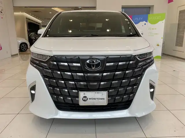 トヨタ アルファードハイブリット Z 埼玉県 2025(令7)年 0.6万km プラチナホワイトパールマイカ トヨタセーフティーセンス/JBLサウンド/ガラスルーフ/純正ディスプレイオーディオ（TV/ナビ付）/パノラミックビューモニター/両側パワースライドドア/パワーバックドア/レーダークルーズコントロール/LEDオートライト/革シート/シートヒーター/クーラー/メモリーシート/純正18インチアルミホイール/オートステップ/ワイヤレス充電/ブラインドスポットモニター/ヘッドアップディスプレイ/純正ETC2.0