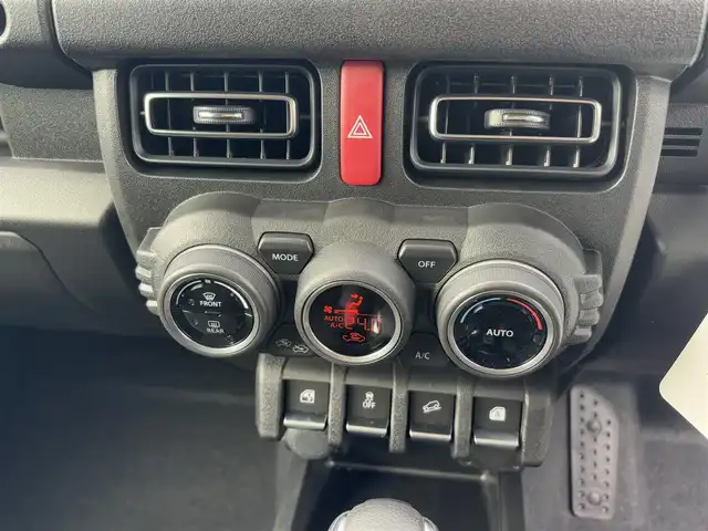スズキ ジムニー XC 徳島県 2024(令6)年 0.1万km未満 ピュアホワイトP スズキセーフティサポート/盗難防止措置/クルーズコントロール/ダウンアシストコントロール/４WD/ターボエンジン/シートヒーター（D/N席）/オートライト/スマートキー/フォグライト/LEDヘッドライト/プッシュスタート