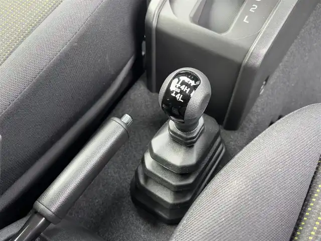 スズキ ジムニー XC 徳島県 2024(令6)年 0.1万km未満 ピュアホワイトP スズキセーフティサポート/盗難防止措置/クルーズコントロール/ダウンアシストコントロール/４WD/ターボエンジン/シートヒーター（D/N席）/オートライト/スマートキー/フォグライト/LEDヘッドライト/プッシュスタート