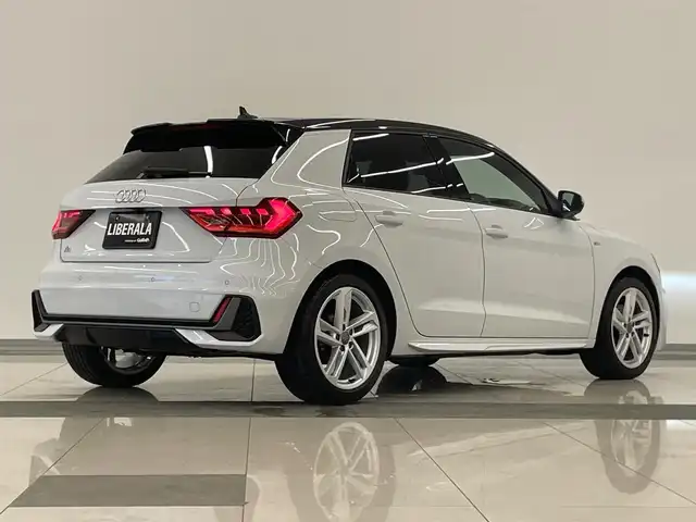 アウディ Ａ１ SB 35TFSI Sライン 岡山県 2020(令2)年 3.8万km グレイシアホワイトメタリック Sラインインテリアプラスパッケージ/アシスタンスパッケージ/コントラストルーフ/スマートフォンインターフェイス/ナビゲーションパッケージ/リアカメラ/Bluetooth/LEDヘッドライト/ハーフレザーシート/シートヒーター/ヴァーチャルコックピット/プッシュスタート/ETC/アップルカープレイ/アンドロイドオート/ドラレコ（F/R）/PDC/アウディプレセンス/アダプティブドライブアシスト/レーン逸脱警告/レインセンサー