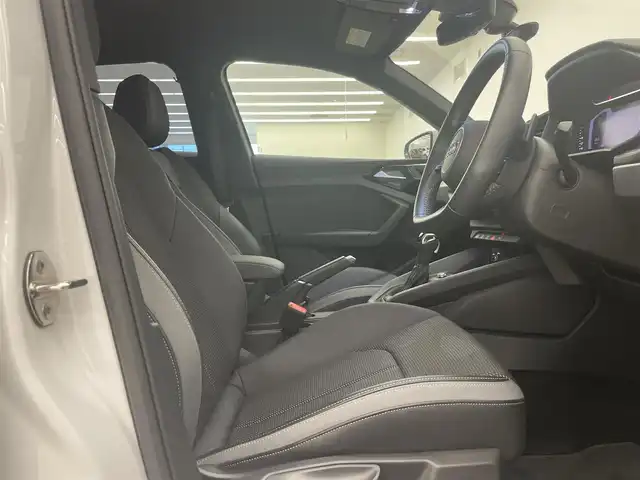 アウディ Ａ１ SB 35TFSI Sライン 岡山県 2020(令2)年 3.8万km グレイシアホワイトメタリック Sラインインテリアプラスパッケージ/アシスタンスパッケージ/コントラストルーフ/スマートフォンインターフェイス/ナビゲーションパッケージ/リアカメラ/Bluetooth/LEDヘッドライト/ハーフレザーシート/シートヒーター/ヴァーチャルコックピット/プッシュスタート/ETC/アップルカープレイ/アンドロイドオート/ドラレコ（F/R）/PDC/アウディプレセンス/アダプティブドライブアシスト/レーン逸脱警告/レインセンサー