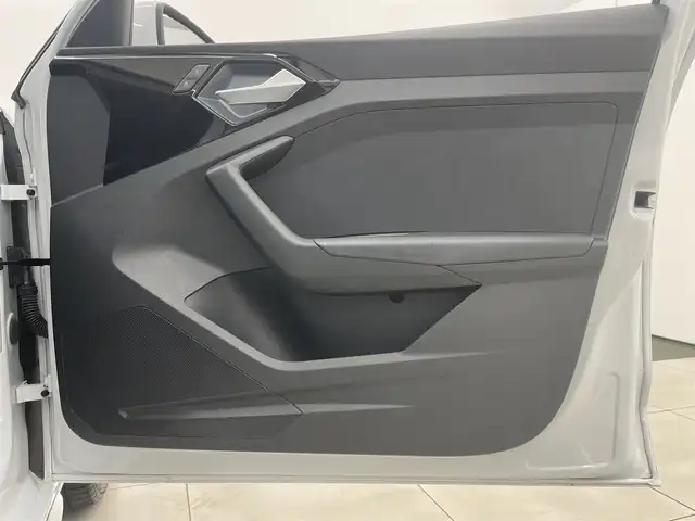 アウディ Ａ１ SB 35TFSI Sライン 岡山県 2020(令2)年 3.8万km グレイシアホワイトメタリック Sラインインテリアプラスパッケージ/アシスタンスパッケージ/コントラストルーフ/スマートフォンインターフェイス/ナビゲーションパッケージ/リアカメラ/Bluetooth/LEDヘッドライト/ハーフレザーシート/シートヒーター/ヴァーチャルコックピット/プッシュスタート/ETC/アップルカープレイ/アンドロイドオート/ドラレコ（F/R）/PDC/アウディプレセンス/アダプティブドライブアシスト/レーン逸脱警告/レインセンサー