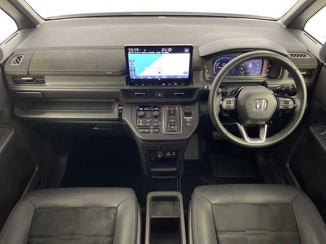 ホンダ ステップワゴン スパーダ eHEV プレミアムライン 鹿児島県 2023(令5)年 0.8万km プラチナホワイトパール 純正11インチナビ/（Bluetooth/フルセグTV/CD/DVD/USB接続）/純正フリップダウンモニター/マルチビューカメラ/パワーバックドア/パドルシフト/レーダークルーズコントロール/両側パワースライドドア/BSM/ハーフレザーシート/オットマン/オートライト/MUGENフロントグリル/ETC/前後ドライブレコーダー/純正フロアマット/純正17インチAW/スペアキー/AAC