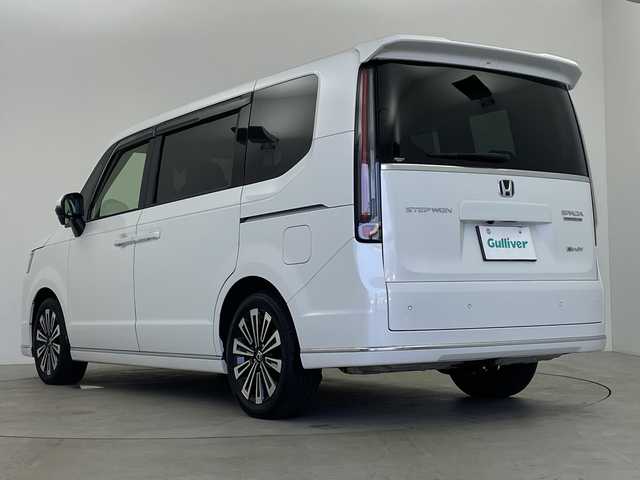 ホンダ ステップワゴン スパーダ eHEV プレミアムライン 鹿児島県 2023(令5)年 0.8万km プラチナホワイトパール 純正11インチナビ/（Bluetooth/フルセグTV/CD/DVD/USB接続）/純正フリップダウンモニター/マルチビューカメラ/パワーバックドア/パドルシフト/レーダークルーズコントロール/両側パワースライドドア/BSM/ハーフレザーシート/オットマン/オートライト/MUGENフロントグリル/ETC/前後ドライブレコーダー/純正フロアマット/純正17インチAW/スペアキー/AAC