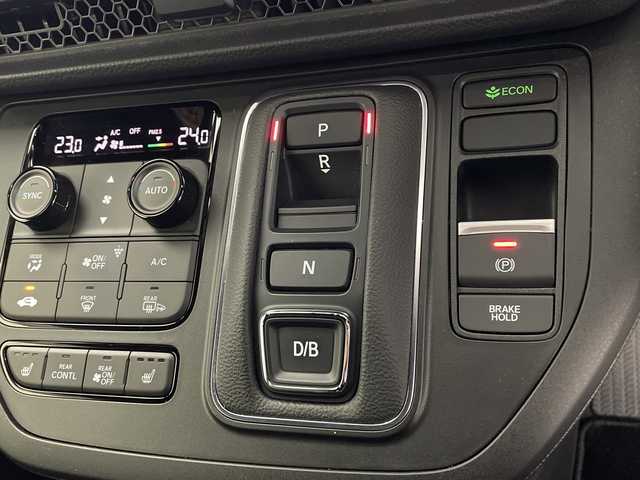 ホンダ ステップワゴン スパーダ eHEV プレミアムライン 鹿児島県 2023(令5)年 0.8万km プラチナホワイトパール 純正11インチナビ/（Bluetooth/フルセグTV/CD/DVD/USB接続）/純正フリップダウンモニター/マルチビューカメラ/パワーバックドア/パドルシフト/レーダークルーズコントロール/両側パワースライドドア/BSM/ハーフレザーシート/オットマン/オートライト/MUGENフロントグリル/ETC/前後ドライブレコーダー/純正フロアマット/純正17インチAW/スペアキー/AAC