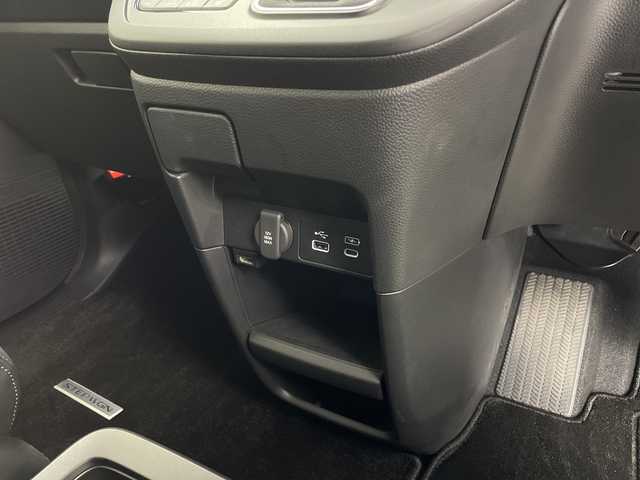 ホンダ ステップワゴン スパーダ eHEV プレミアムライン 鹿児島県 2023(令5)年 0.8万km プラチナホワイトパール 純正11インチナビ/（Bluetooth/フルセグTV/CD/DVD/USB接続）/純正フリップダウンモニター/マルチビューカメラ/パワーバックドア/パドルシフト/レーダークルーズコントロール/両側パワースライドドア/BSM/ハーフレザーシート/オットマン/オートライト/MUGENフロントグリル/ETC/前後ドライブレコーダー/純正フロアマット/純正17インチAW/スペアキー/AAC