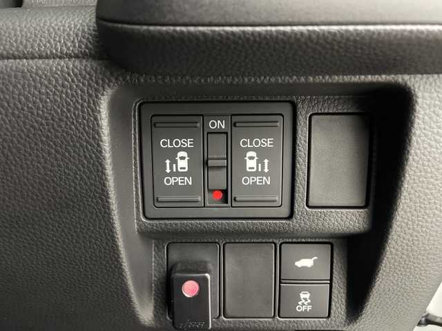 ホンダ ステップワゴン スパーダ eHEV プレミアムライン 鹿児島県 2023(令5)年 0.8万km プラチナホワイトパール 純正11インチナビ/（Bluetooth/フルセグTV/CD/DVD/USB接続）/純正フリップダウンモニター/マルチビューカメラ/パワーバックドア/パドルシフト/レーダークルーズコントロール/両側パワースライドドア/BSM/ハーフレザーシート/オットマン/オートライト/MUGENフロントグリル/ETC/前後ドライブレコーダー/純正フロアマット/純正17インチAW/スペアキー/AAC