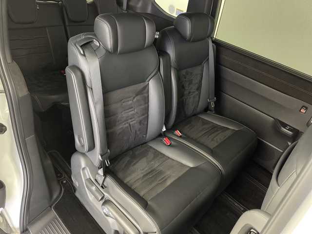 ホンダ ステップワゴン スパーダ eHEV プレミアムライン 鹿児島県 2023(令5)年 0.8万km プラチナホワイトパール 純正11インチナビ/（Bluetooth/フルセグTV/CD/DVD/USB接続）/純正フリップダウンモニター/マルチビューカメラ/パワーバックドア/パドルシフト/レーダークルーズコントロール/両側パワースライドドア/BSM/ハーフレザーシート/オットマン/オートライト/MUGENフロントグリル/ETC/前後ドライブレコーダー/純正フロアマット/純正17インチAW/スペアキー/AAC