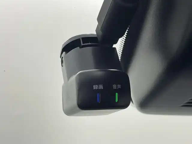 日産 オーラ ニスモ 熊本県 2022(令4)年 6.5万km ダークメタルグレー/スーパーブラック2トーン 禁煙車　/純正ナビ（ＡｐｐｌＣａｒＰｌａｙ・ＢＴ・フルセグ・ＵＳＢ・HDMI）/ニスモフルエアロ　/全周囲カメラ　/純正前方ドライブレコーダー　/ビルトインＥＴＣ２．０　/前席シートヒーター　/ステアリングヒーター/プロパイロット/アダブティブクルーズコントロール/側方支援/後側方支援/エマージェンシーブレーキ/速度標識表示/標識認識支援/後退時車両検知警報/ふらつき警報機能/横滑り防止/前後クリアランスソナー/ブラインドスポットモニター/デジタルインナーミラー/置くだけ充電/前後クリアランスソナー/純正フロアマット/純正17インチAW/オートライト/オートマチックハイビーム/LEDヘッドライト/フォグライト/スマートキー/プッシュスタート/スペアキー1本/保証書/取扱説明書