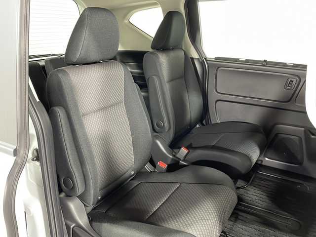 ホンダ フリード G ブラックスタイル 広島県 2023(令5)年 2.9万km プラチナホワイトパール 純正９型ナビ　/両側パワースライドドア　/シートヒーター　/レーダークルーズコントロール　/バックカメラ　/フルセグ　/レーンキープアシスト　/オートライト　/衝突軽減　/コーナーセンサー　/ETC　/ドライブレコーダー/純正１５インチアルミホイール(185/65/R15)/エアバック（運転席/助手席）