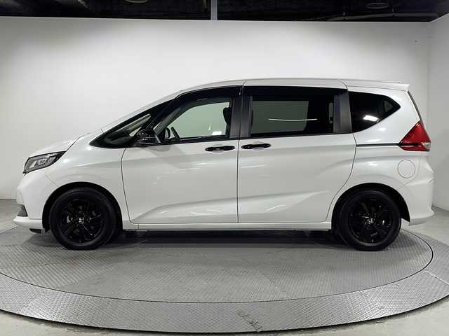 ホンダ フリード G ブラックスタイル 広島県 2023(令5)年 2.9万km プラチナホワイトパール 純正９型ナビ　/両側パワースライドドア　/シートヒーター　/レーダークルーズコントロール　/バックカメラ　/フルセグ　/レーンキープアシスト　/オートライト　/衝突軽減　/コーナーセンサー　/ETC　/ドライブレコーダー/純正１５インチアルミホイール(185/65/R15)/エアバック（運転席/助手席）