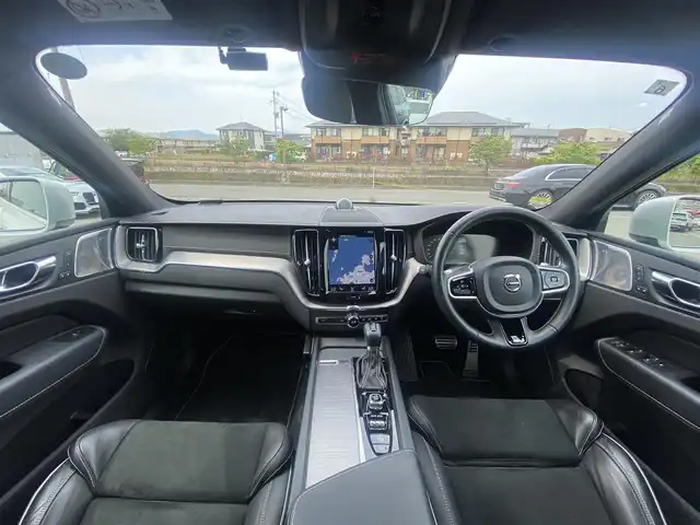 ボルボ ＸＣ６０ D4 AWD Rデザイン 福岡県 2019(令1)年 3.9万km クリスタルホワイトP ・サンルーフ/・クルーズコントロール/・純正HDDナビ/USB/Bluetooth/CD/DVD/・全方位カメラ/・ハーフレザーシート/シートヒーター/・前後ドライブレコーダー/・フルセグ/・ETC/・純正19AW/・パーキングアシスト/・アイドリングストップ/・スマートキー/・スペアキー/・フルフラットシート/・パワーシート/・レーンキープアシスト/・オートライト/・LEDライト/・保証書/・取扱説明書