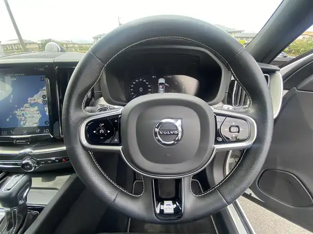 ボルボ ＸＣ６０ D4 AWD Rデザイン 福岡県 2019(令1)年 3.9万km クリスタルホワイトP ・サンルーフ/・クルーズコントロール/・純正HDDナビ/USB/Bluetooth/CD/DVD/・全方位カメラ/・ハーフレザーシート/シートヒーター/・前後ドライブレコーダー/・フルセグ/・ETC/・純正19AW/・パーキングアシスト/・アイドリングストップ/・スマートキー/・スペアキー/・フルフラットシート/・パワーシート/・レーンキープアシスト/・オートライト/・LEDライト/・保証書/・取扱説明書
