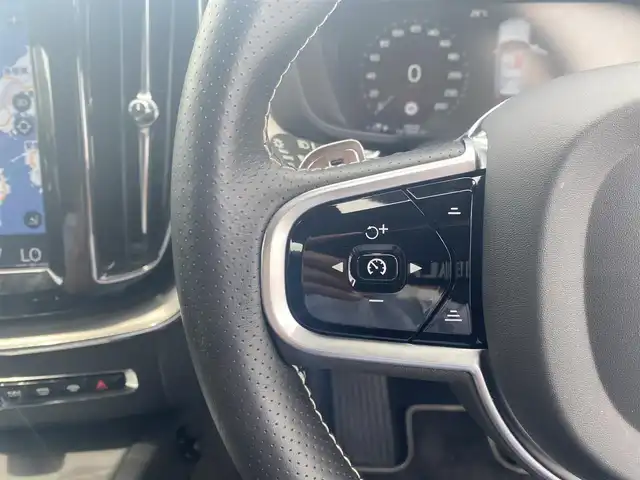 ボルボ ＸＣ６０ D4 AWD Rデザイン 福岡県 2019(令1)年 3.9万km クリスタルホワイトP ・サンルーフ/・クルーズコントロール/・純正HDDナビ/USB/Bluetooth/CD/DVD/・全方位カメラ/・ハーフレザーシート/シートヒーター/・前後ドライブレコーダー/・フルセグ/・ETC/・純正19AW/・パーキングアシスト/・アイドリングストップ/・スマートキー/・スペアキー/・フルフラットシート/・パワーシート/・レーンキープアシスト/・オートライト/・LEDライト/・保証書/・取扱説明書