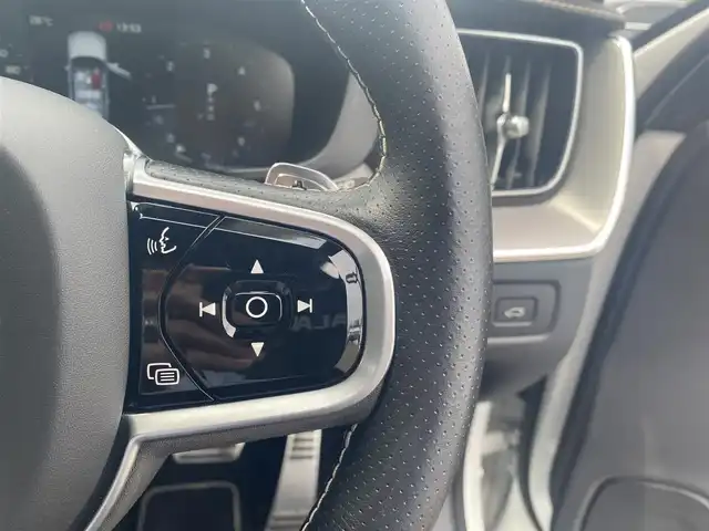 ボルボ ＸＣ６０ D4 AWD Rデザイン 福岡県 2019(令1)年 3.9万km クリスタルホワイトP ・サンルーフ/・クルーズコントロール/・純正HDDナビ/USB/Bluetooth/CD/DVD/・全方位カメラ/・ハーフレザーシート/シートヒーター/・前後ドライブレコーダー/・フルセグ/・ETC/・純正19AW/・パーキングアシスト/・アイドリングストップ/・スマートキー/・スペアキー/・フルフラットシート/・パワーシート/・レーンキープアシスト/・オートライト/・LEDライト/・保証書/・取扱説明書