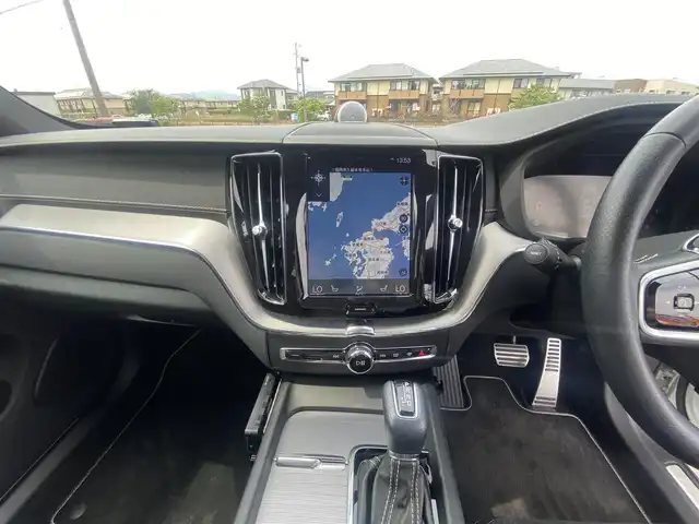 ボルボ ＸＣ６０ D4 AWD Rデザイン 福岡県 2019(令1)年 3.9万km クリスタルホワイトP ・サンルーフ/・クルーズコントロール/・純正HDDナビ/USB/Bluetooth/CD/DVD/・全方位カメラ/・ハーフレザーシート/シートヒーター/・前後ドライブレコーダー/・フルセグ/・ETC/・純正19AW/・パーキングアシスト/・アイドリングストップ/・スマートキー/・スペアキー/・フルフラットシート/・パワーシート/・レーンキープアシスト/・オートライト/・LEDライト/・保証書/・取扱説明書