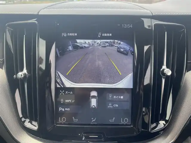 ボルボ ＸＣ６０ D4 AWD Rデザイン 福岡県 2019(令1)年 3.9万km クリスタルホワイトP ・サンルーフ/・クルーズコントロール/・純正HDDナビ/USB/Bluetooth/CD/DVD/・全方位カメラ/・ハーフレザーシート/シートヒーター/・前後ドライブレコーダー/・フルセグ/・ETC/・純正19AW/・パーキングアシスト/・アイドリングストップ/・スマートキー/・スペアキー/・フルフラットシート/・パワーシート/・レーンキープアシスト/・オートライト/・LEDライト/・保証書/・取扱説明書