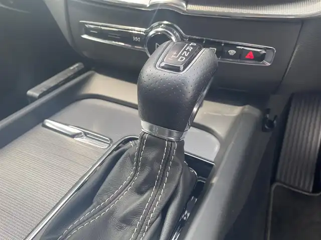 ボルボ ＸＣ６０ D4 AWD Rデザイン 福岡県 2019(令1)年 3.9万km クリスタルホワイトP ・サンルーフ/・クルーズコントロール/・純正HDDナビ/USB/Bluetooth/CD/DVD/・全方位カメラ/・ハーフレザーシート/シートヒーター/・前後ドライブレコーダー/・フルセグ/・ETC/・純正19AW/・パーキングアシスト/・アイドリングストップ/・スマートキー/・スペアキー/・フルフラットシート/・パワーシート/・レーンキープアシスト/・オートライト/・LEDライト/・保証書/・取扱説明書