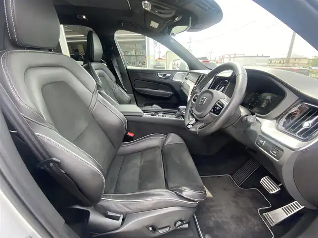 ボルボ ＸＣ６０ D4 AWD Rデザイン 福岡県 2019(令1)年 3.9万km クリスタルホワイトP ・サンルーフ/・クルーズコントロール/・純正HDDナビ/USB/Bluetooth/CD/DVD/・全方位カメラ/・ハーフレザーシート/シートヒーター/・前後ドライブレコーダー/・フルセグ/・ETC/・純正19AW/・パーキングアシスト/・アイドリングストップ/・スマートキー/・スペアキー/・フルフラットシート/・パワーシート/・レーンキープアシスト/・オートライト/・LEDライト/・保証書/・取扱説明書