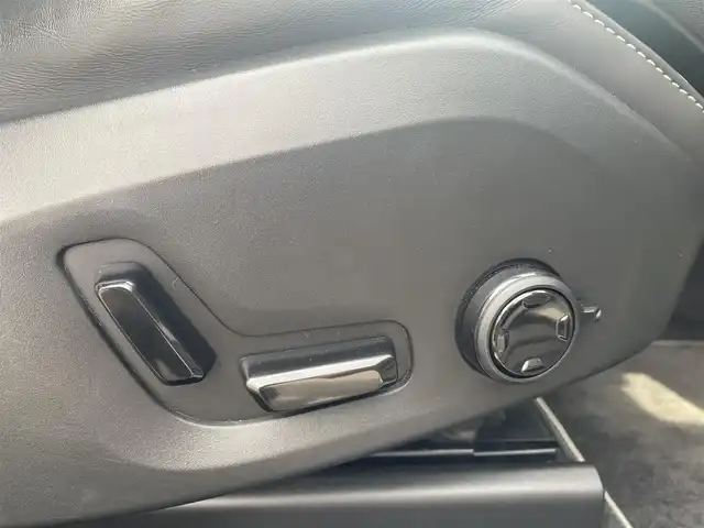 ボルボ ＸＣ６０ D4 AWD Rデザイン 福岡県 2019(令1)年 3.9万km クリスタルホワイトP ・サンルーフ/・クルーズコントロール/・純正HDDナビ/USB/Bluetooth/CD/DVD/・全方位カメラ/・ハーフレザーシート/シートヒーター/・前後ドライブレコーダー/・フルセグ/・ETC/・純正19AW/・パーキングアシスト/・アイドリングストップ/・スマートキー/・スペアキー/・フルフラットシート/・パワーシート/・レーンキープアシスト/・オートライト/・LEDライト/・保証書/・取扱説明書