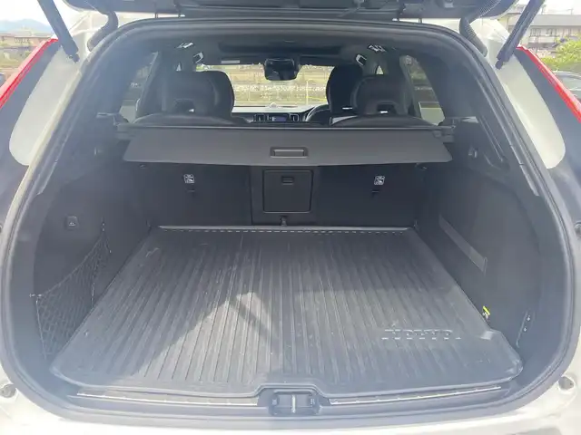 ボルボ ＸＣ６０ D4 AWD Rデザイン 福岡県 2019(令1)年 3.9万km クリスタルホワイトP ・サンルーフ/・クルーズコントロール/・純正HDDナビ/USB/Bluetooth/CD/DVD/・全方位カメラ/・ハーフレザーシート/シートヒーター/・前後ドライブレコーダー/・フルセグ/・ETC/・純正19AW/・パーキングアシスト/・アイドリングストップ/・スマートキー/・スペアキー/・フルフラットシート/・パワーシート/・レーンキープアシスト/・オートライト/・LEDライト/・保証書/・取扱説明書