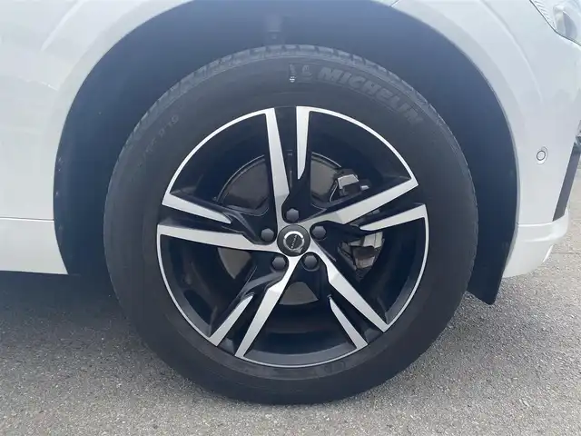 ボルボ ＸＣ６０ D4 AWD Rデザイン 福岡県 2019(令1)年 3.9万km クリスタルホワイトP ・サンルーフ/・クルーズコントロール/・純正HDDナビ/USB/Bluetooth/CD/DVD/・全方位カメラ/・ハーフレザーシート/シートヒーター/・前後ドライブレコーダー/・フルセグ/・ETC/・純正19AW/・パーキングアシスト/・アイドリングストップ/・スマートキー/・スペアキー/・フルフラットシート/・パワーシート/・レーンキープアシスト/・オートライト/・LEDライト/・保証書/・取扱説明書
