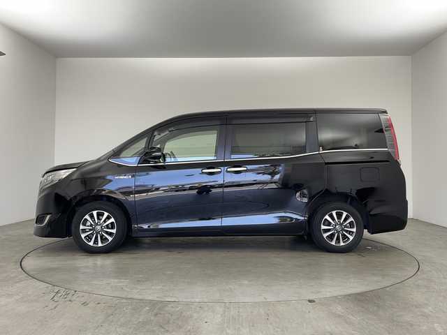 トヨタ エスクァイア ハイブリッド Gi プレミアムパッケージ ブラックテーラード 兵庫県 2019(令1)年 2万km ブラック ・純正9インチナビ＆TV＆BT＆CD＆DVD＆SD/・両側パワースライドドア/・ハーフレザーシート/・シートヒーター/・トヨタセーフティセンス/・プリクラッシュセーフティ/・レーンディパーチャーアラート/・オートマチックハイビーム/・クリアランスソナー/・クルーズコントロール/・先行車発進告知機能/・車両接近通報装置/・ステアリングヒーター/・LEDヘッドライト/・自動防眩ミラー/・前後ドライブレコーダー/・ビルトインETC/・ステアリングリモコン/・TRC/・スマートキー