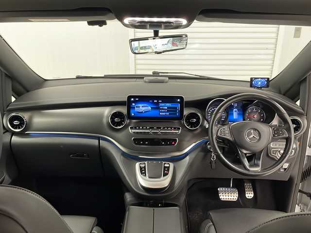 メルセデス・ベンツ Ｍ・ベンツ Ｖ２２０ d AVG EXTロング ブラックスイート 岡山県 2023(令5)年 3.2万km 白 純正メモリナビ（applecarplay/androidauto/bt/ラジオ/フルセグ）/全方位カメラ/ＥＴＣ/レーダー探知機/デジタルインナーミラー/ドライブレコーダー/前席（シートヒータ・エアシート・パワーシート）/冷蔵庫/前席ドリンクホルダー保温・保冷機能付き/衝突軽減システム/アクティブブレーキアシスト/ブラインドスポットモニター/アテンションアシスト/レーンキープアシスト/前後コーナーセンサー/両側パワースライドドア/パワーバックドア/後席エアコン/純正フロアマット/オートライト