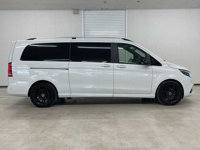メルセデス・ベンツ Ｍ・ベンツ Ｖ２２０ d AVG EXTロング ブラックスイート 岡山県 2023(令5)年 3.2万km 白 純正メモリナビ（applecarplay/androidauto/bt/ラジオ/フルセグ）/全方位カメラ/ＥＴＣ/レーダー探知機/デジタルインナーミラー/ドライブレコーダー/前席（シートヒータ・エアシート・パワーシート）/冷蔵庫/前席ドリンクホルダー保温・保冷機能付き/衝突軽減システム/アクティブブレーキアシスト/ブラインドスポットモニター/アテンションアシスト/レーンキープアシスト/前後コーナーセンサー/両側パワースライドドア/パワーバックドア/後席エアコン/純正フロアマット/オートライト
