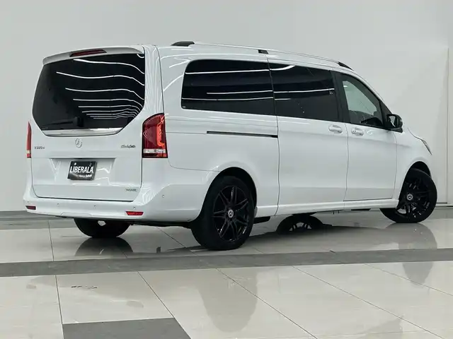 メルセデス・ベンツ Ｍ・ベンツ Ｖ２２０ d AVG EXTロング ブラックスイート 岡山県 2023(令5)年 3.2万km ロッククリスタルホワイト レーダーセーフティパッケージ/アクティブディスタンスアシスト・ディストロニック/レーンキーピングアシスト/ブラインドスポットアシスト/アクティブブレーキアシスト/パーキングパッケージ360°カメラシステム/パークトロニック/アダプティブハイビームアシスト・プラス/10.25インチメディアディスプレイ/地デジ/Burmesterサラウンドサウンドシステム/ナビ/冷蔵庫付きセンターコンソール/デジタルルームミラー/EASY-PACK自動開閉テールゲート/コンビニエンスオープニングクロージング機能/ブラックペイント19インチAMG7ツインスポークアルミホイール/AMGラインエクステリア/ナイトパッケージ/ブラックドアミラー/ブラックアクセントフロントグリル/ブラックアクセントフロントバンパー/ナッパーレザーシート/2列目エクスクルーシブシート/2列目フットレスト/3列目ベンチシート/アンビエントライト/シートベンチレーター(前席/2列目)/オプション色：ロッククリスタルホワイト/保証書/取説/スペアキー/記録簿