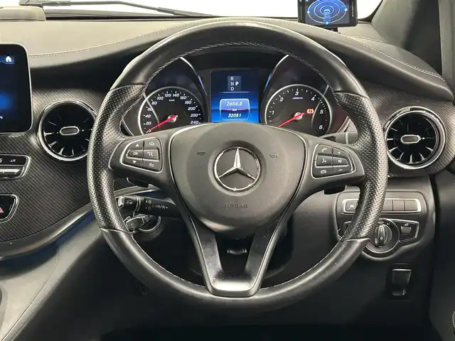 メルセデス・ベンツ Ｍ・ベンツ Ｖ２２０ d AVG EXTロング ブラックスイート 岡山県 2023(令5)年 3.2万km ロッククリスタルホワイト レーダーセーフティパッケージ/アクティブディスタンスアシスト・ディストロニック/レーンキーピングアシスト/ブラインドスポットアシスト/アクティブブレーキアシスト/パーキングパッケージ360°カメラシステム/パークトロニック/アダプティブハイビームアシスト・プラス/10.25インチメディアディスプレイ/地デジ/Burmesterサラウンドサウンドシステム/ナビ/冷蔵庫付きセンターコンソール/デジタルルームミラー/EASY-PACK自動開閉テールゲート/コンビニエンスオープニングクロージング機能/ブラックペイント19インチAMG7ツインスポークアルミホイール/AMGラインエクステリア/ナイトパッケージ/ブラックドアミラー/ブラックアクセントフロントグリル/ブラックアクセントフロントバンパー/ナッパーレザーシート/2列目エクスクルーシブシート/2列目フットレスト/3列目ベンチシート/アンビエントライト/シートベンチレーター(前席/2列目)/オプション色：ロッククリスタルホワイト/保証書/取説/スペアキー/記録簿