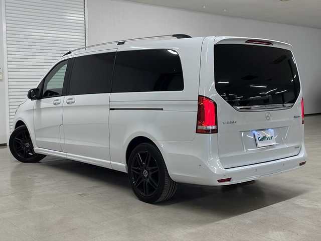 メルセデス・ベンツ Ｍ・ベンツ Ｖ２２０ d AVG EXTロング ブラックスイート 岡山県 2023(令5)年 3.2万km 白 純正メモリナビ（applecarplay/androidauto/bt/ラジオ/フルセグ）/全方位カメラ/ＥＴＣ/レーダー探知機/デジタルインナーミラー/ドライブレコーダー/前席（シートヒータ・エアシート・パワーシート）/冷蔵庫/前席ドリンクホルダー保温・保冷機能付き/衝突軽減システム/アクティブブレーキアシスト/ブラインドスポットモニター/アテンションアシスト/レーンキープアシスト/前後コーナーセンサー/両側パワースライドドア/パワーバックドア/後席エアコン/純正フロアマット/オートライト