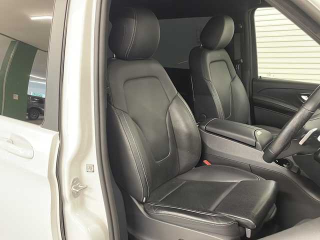 メルセデス・ベンツ Ｍ・ベンツ Ｖ２２０ d AVG EXTロング ブラックスイート 岡山県 2023(令5)年 3.2万km 白 純正メモリナビ（applecarplay/androidauto/bt/ラジオ/フルセグ）/全方位カメラ/ＥＴＣ/レーダー探知機/デジタルインナーミラー/ドライブレコーダー/前席（シートヒータ・エアシート・パワーシート）/冷蔵庫/前席ドリンクホルダー保温・保冷機能付き/衝突軽減システム/アクティブブレーキアシスト/ブラインドスポットモニター/アテンションアシスト/レーンキープアシスト/前後コーナーセンサー/両側パワースライドドア/パワーバックドア/後席エアコン/純正フロアマット/オートライト