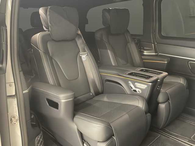 メルセデス・ベンツ Ｍ・ベンツ Ｖ２２０ d AVG EXTロング ブラックスイート 岡山県 2023(令5)年 3.2万km 白 純正メモリナビ（applecarplay/androidauto/bt/ラジオ/フルセグ）/全方位カメラ/ＥＴＣ/レーダー探知機/デジタルインナーミラー/ドライブレコーダー/前席（シートヒータ・エアシート・パワーシート）/冷蔵庫/前席ドリンクホルダー保温・保冷機能付き/衝突軽減システム/アクティブブレーキアシスト/ブラインドスポットモニター/アテンションアシスト/レーンキープアシスト/前後コーナーセンサー/両側パワースライドドア/パワーバックドア/後席エアコン/純正フロアマット/オートライト