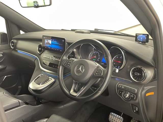 メルセデス・ベンツ Ｍ・ベンツ Ｖ２２０ d AVG EXTロング ブラックスイート 岡山県 2023(令5)年 3.2万km 白 純正メモリナビ（applecarplay/androidauto/bt/ラジオ/フルセグ）/全方位カメラ/ＥＴＣ/レーダー探知機/デジタルインナーミラー/ドライブレコーダー/前席（シートヒータ・エアシート・パワーシート）/冷蔵庫/前席ドリンクホルダー保温・保冷機能付き/衝突軽減システム/アクティブブレーキアシスト/ブラインドスポットモニター/アテンションアシスト/レーンキープアシスト/前後コーナーセンサー/両側パワースライドドア/パワーバックドア/後席エアコン/純正フロアマット/オートライト