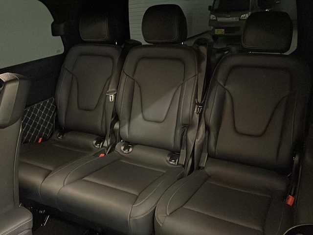 メルセデス・ベンツ Ｍ・ベンツ Ｖ２２０ d AVG EXTロング ブラックスイート 岡山県 2023(令5)年 3.2万km 白 純正メモリナビ（applecarplay/androidauto/bt/ラジオ/フルセグ）/全方位カメラ/ＥＴＣ/レーダー探知機/デジタルインナーミラー/ドライブレコーダー/前席（シートヒータ・エアシート・パワーシート）/冷蔵庫/前席ドリンクホルダー保温・保冷機能付き/衝突軽減システム/アクティブブレーキアシスト/ブラインドスポットモニター/アテンションアシスト/レーンキープアシスト/前後コーナーセンサー/両側パワースライドドア/パワーバックドア/後席エアコン/純正フロアマット/オートライト