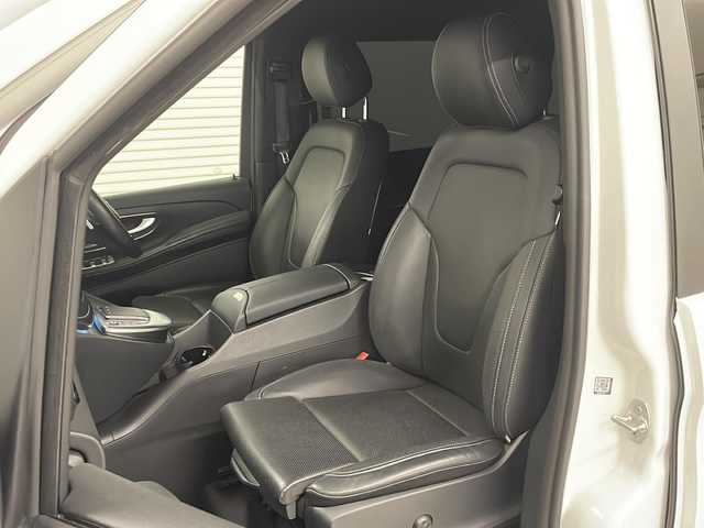 メルセデス・ベンツ Ｍ・ベンツ Ｖ２２０ d AVG EXTロング ブラックスイート 岡山県 2023(令5)年 3.2万km 白 純正メモリナビ（applecarplay/androidauto/bt/ラジオ/フルセグ）/全方位カメラ/ＥＴＣ/レーダー探知機/デジタルインナーミラー/ドライブレコーダー/前席（シートヒータ・エアシート・パワーシート）/冷蔵庫/前席ドリンクホルダー保温・保冷機能付き/衝突軽減システム/アクティブブレーキアシスト/ブラインドスポットモニター/アテンションアシスト/レーンキープアシスト/前後コーナーセンサー/両側パワースライドドア/パワーバックドア/後席エアコン/純正フロアマット/オートライト