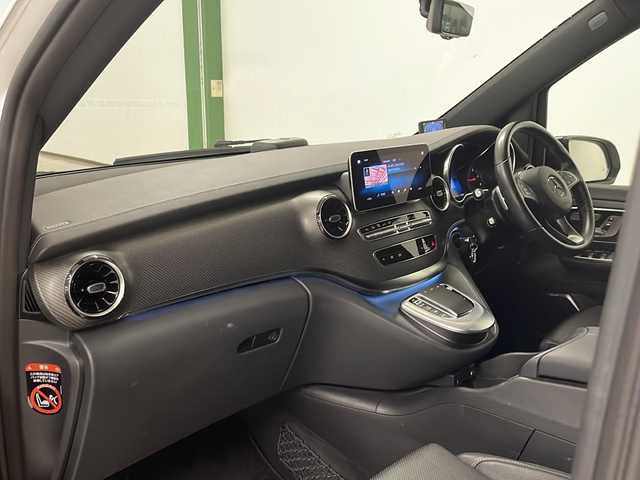 メルセデス・ベンツ Ｍ・ベンツ Ｖ２２０ d AVG EXTロング ブラックスイート 岡山県 2023(令5)年 3.2万km 白 純正メモリナビ（applecarplay/androidauto/bt/ラジオ/フルセグ）/全方位カメラ/ＥＴＣ/レーダー探知機/デジタルインナーミラー/ドライブレコーダー/前席（シートヒータ・エアシート・パワーシート）/冷蔵庫/前席ドリンクホルダー保温・保冷機能付き/衝突軽減システム/アクティブブレーキアシスト/ブラインドスポットモニター/アテンションアシスト/レーンキープアシスト/前後コーナーセンサー/両側パワースライドドア/パワーバックドア/後席エアコン/純正フロアマット/オートライト