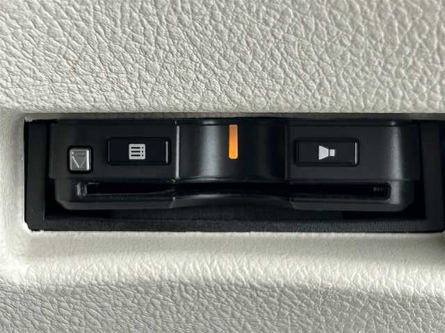 トヨタ シエンタ ハイブリッド X 静岡県 2018(平30)年 5.3万km シルバーM トヨタセーフティセンス/ケンウッドナビ/ワンセグＴＶ/ＣＤ再生/バックカメラ/ＥＴＣ/ＬＤＡ/オートハイビーム/プリクラッシュ/オートエアコン/ドアバイザー/片側電動スライドドア/ハロゲンヘッドライト