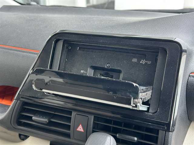 トヨタ シエンタ ハイブリッド X 静岡県 2018(平30)年 5.3万km シルバーM トヨタセーフティセンス/ケンウッドナビ/ワンセグＴＶ/ＣＤ再生/バックカメラ/ＥＴＣ/ＬＤＡ/オートハイビーム/プリクラッシュ/オートエアコン/ドアバイザー/片側電動スライドドア/ハロゲンヘッドライト