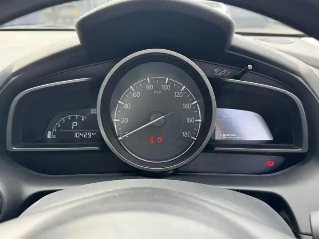 マツダ マツダ２ 15S スマートエディション 滋賀県 2020(令2)年 1.1万km ソニックシルバーM 純正7インチナビ/【Bluetooth/USB】/全方位カメラ/レーンキープアシスト/クリアランスソナー/衝突軽減ブレーキ/ブラインドスポットモニター/LEDヘッドライト/前後ドライブレコーダー/ETC/純正フロアマット/プッシュスタート/スマートキー/ステアリングリモコン