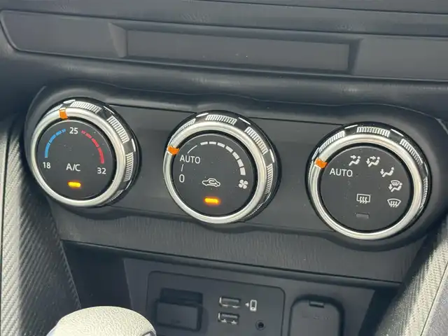 マツダ マツダ２ 15S スマートエディション 滋賀県 2020(令2)年 1.1万km ソニックシルバーM 純正7インチナビ/【Bluetooth/USB】/全方位カメラ/レーンキープアシスト/クリアランスソナー/衝突軽減ブレーキ/ブラインドスポットモニター/LEDヘッドライト/前後ドライブレコーダー/ETC/純正フロアマット/プッシュスタート/スマートキー/ステアリングリモコン