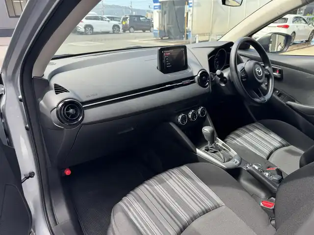 マツダ マツダ２ 15S スマートエディション 滋賀県 2020(令2)年 1.1万km ソニックシルバーM 純正7インチナビ/【Bluetooth/USB】/全方位カメラ/レーンキープアシスト/クリアランスソナー/衝突軽減ブレーキ/ブラインドスポットモニター/LEDヘッドライト/前後ドライブレコーダー/ETC/純正フロアマット/プッシュスタート/スマートキー/ステアリングリモコン