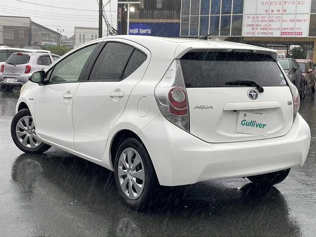 トヨタ アクア S 三重県 2013(平25)年 16.3万km スーパーホワイトⅡ 純正ナビ/バックカメラ/ETC/電動格納ウィンカーミラー/ヘッドライトレベライザー/オートライト/禁煙車