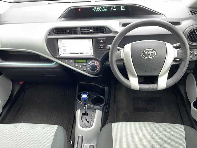 トヨタ アクア S 三重県 2013(平25)年 16.3万km スーパーホワイトⅡ 純正ナビ/バックカメラ/ETC/電動格納ウィンカーミラー/ヘッドライトレベライザー/オートライト/禁煙車