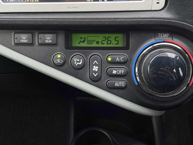 トヨタ アクア S 三重県 2013(平25)年 16.3万km スーパーホワイトⅡ 純正ナビ/バックカメラ/ETC/電動格納ウィンカーミラー/ヘッドライトレベライザー/オートライト/禁煙車