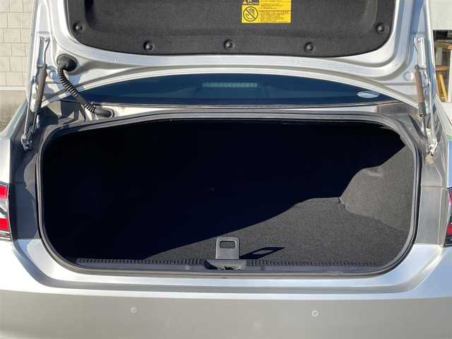 トヨタ クラウン ハイブリッド RS アドバンス 福井県 2018(平30)年 6.9万km プレシャスシルバー フルセグ純正ナビ/（BT）（DVD再生機能付き）/アイドリングストップ/プッシュスタート/クルーズコントロール/パワーステアリング/パーキングアシスト/パワーウィンドウ/MTモード付AT/（パドルシフト有り）/パワーシート/（Dシートメモリー付き）/純正アルミホイール/純正LEDヘッドライト/エアバックW/コーナーセンサー/純正フロアマット/ドライブレコーダー/レザーシート/オートライト/盗難防止装置/横滑り防止装置/ABS