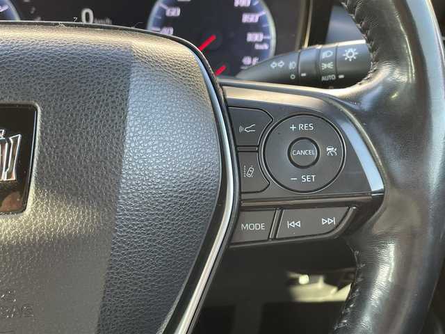 トヨタ クラウン ハイブリッド RS アドバンス 福井県 2018(平30)年 6.9万km プレシャスシルバー フルセグ純正ナビ/（BT）（DVD再生機能付き）/アイドリングストップ/プッシュスタート/クルーズコントロール/パワーステアリング/パーキングアシスト/パワーウィンドウ/MTモード付AT/（パドルシフト有り）/パワーシート/（Dシートメモリー付き）/純正アルミホイール/純正LEDヘッドライト/エアバックW/コーナーセンサー/純正フロアマット/ドライブレコーダー/レザーシート/オートライト/盗難防止装置/横滑り防止装置/ABS